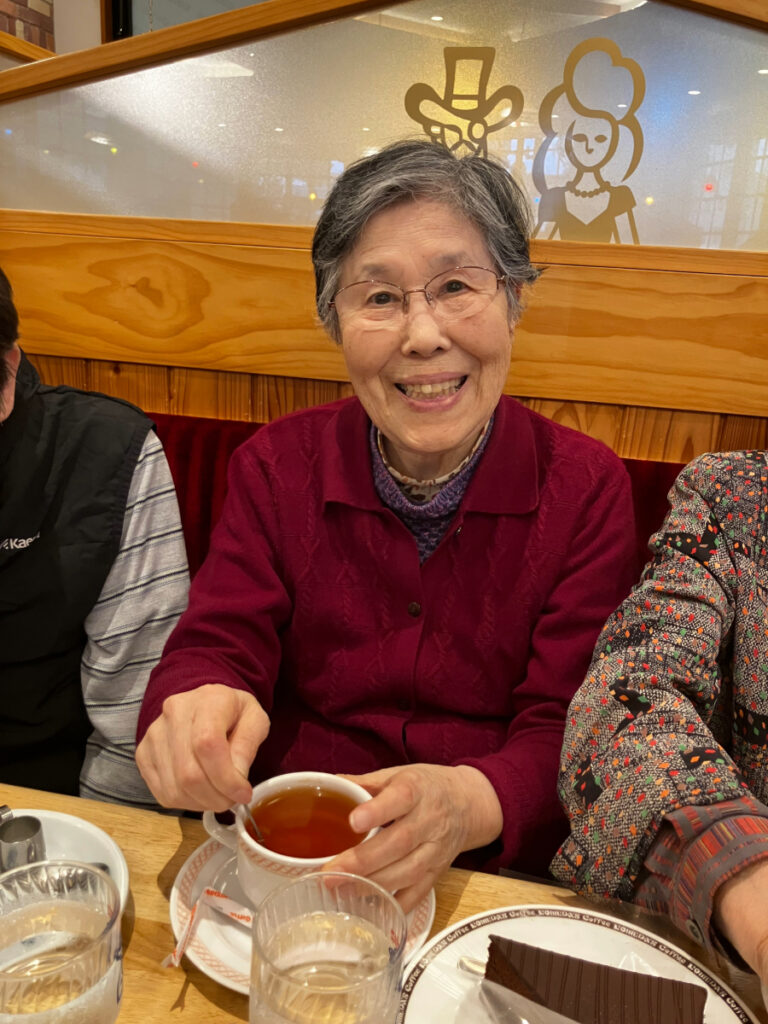 美味しいスイーツに笑顔のご入居者