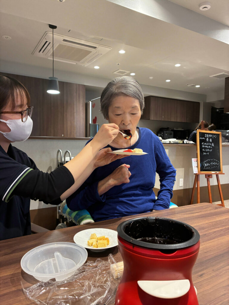 チョコフォンデュを堪能するご入居者