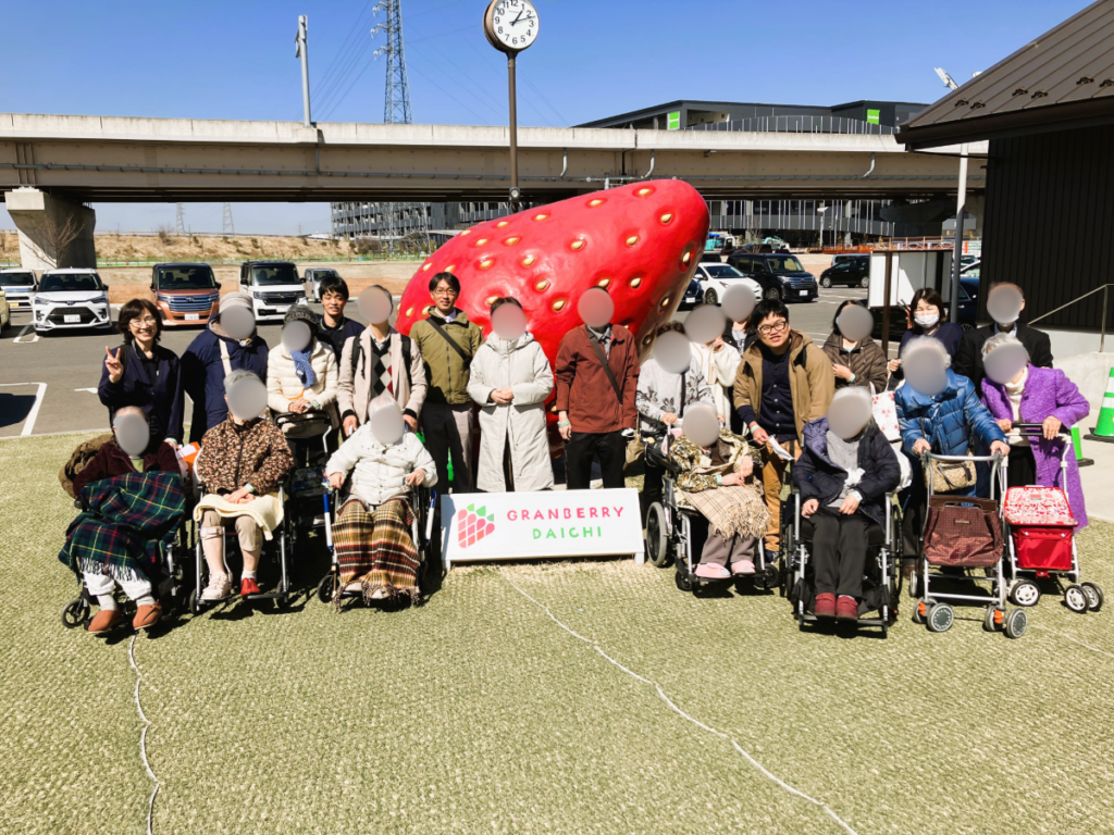 いちご狩りバスツアー集合写真