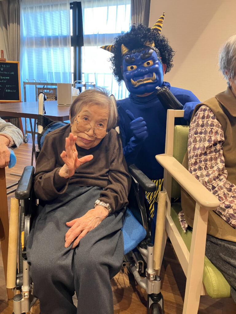 鬼と仲良く記念撮影