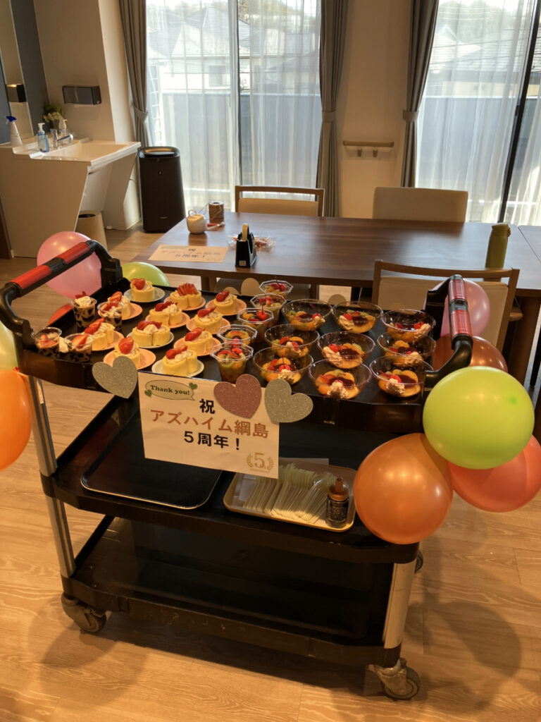 風船で飾り付けたワゴン