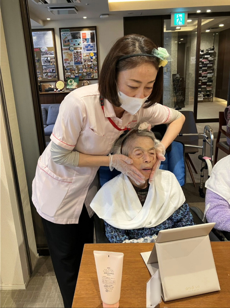 小顔マッサージ施術されるご入居者