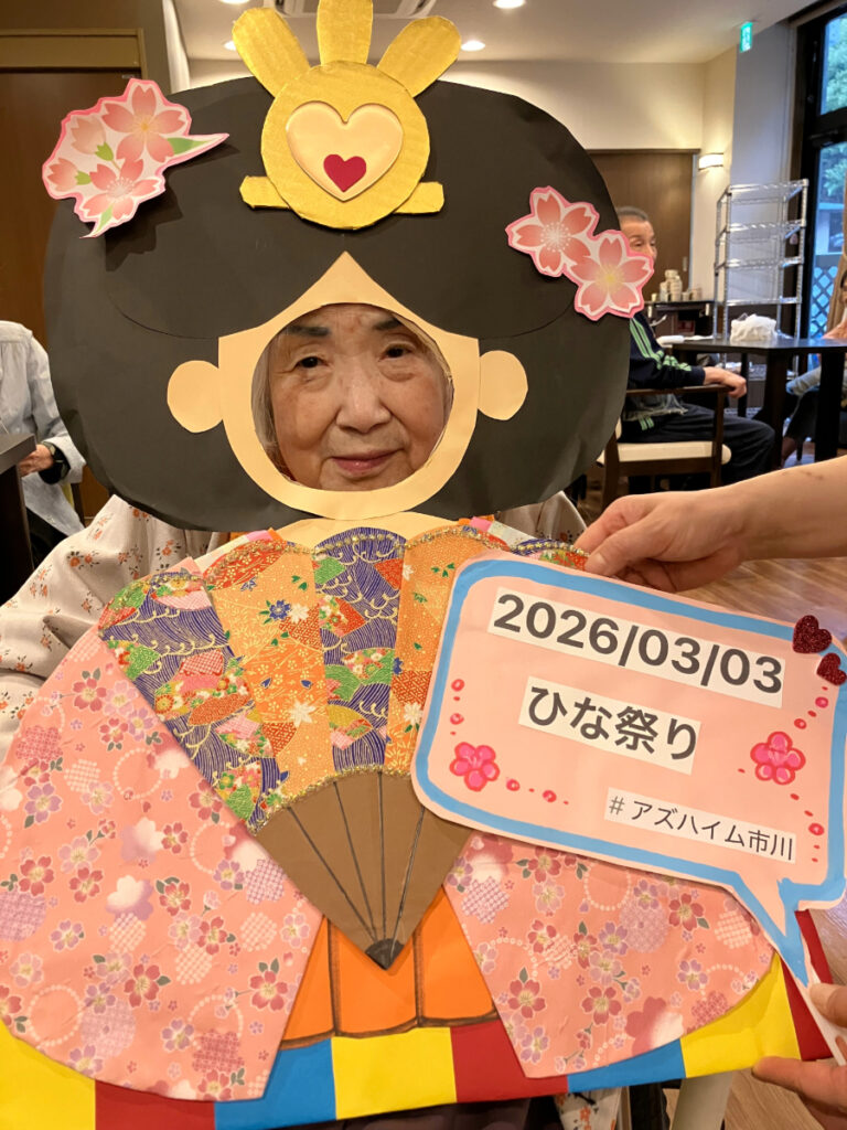 ひな祭りパネルで記念撮影