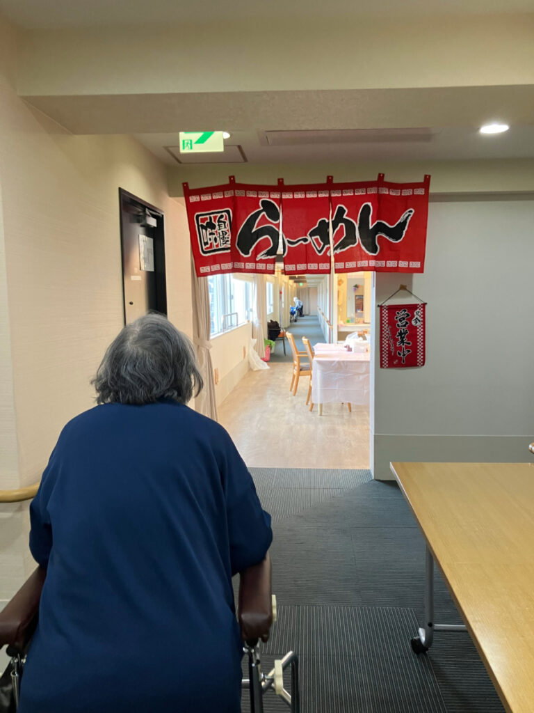 寺尾ラーメンに向かうご入居者