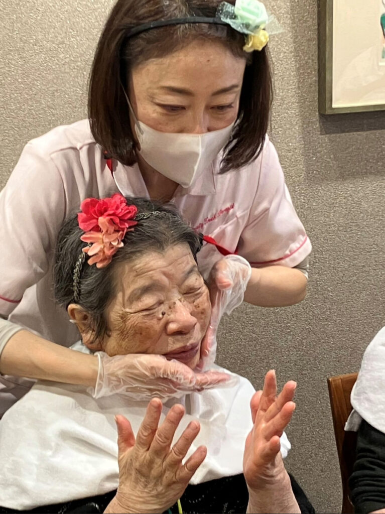 小顔マッサージ施術されるご入居者