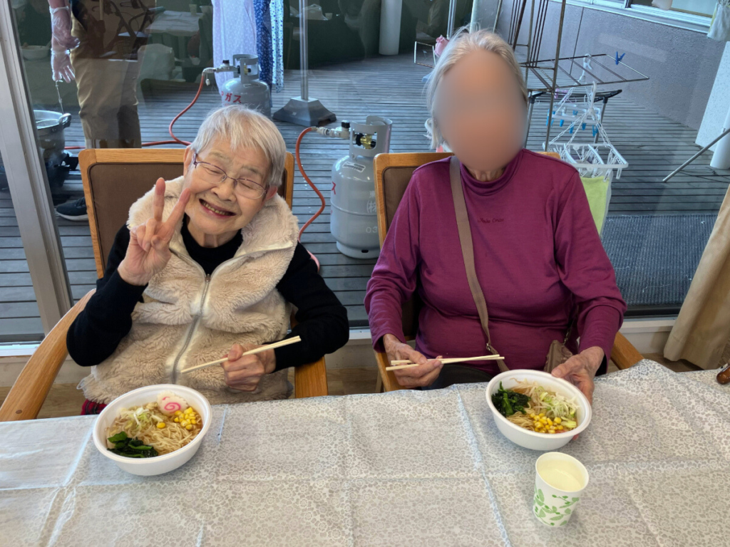 ラーメンを前に笑顔のご入居者