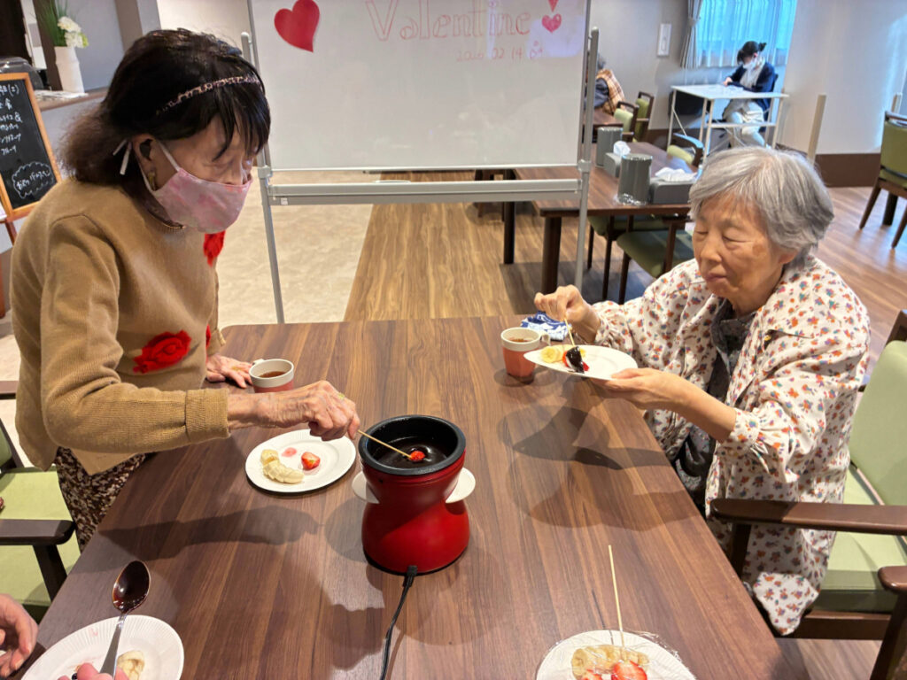 チョコフォンデュを楽しむご入居者