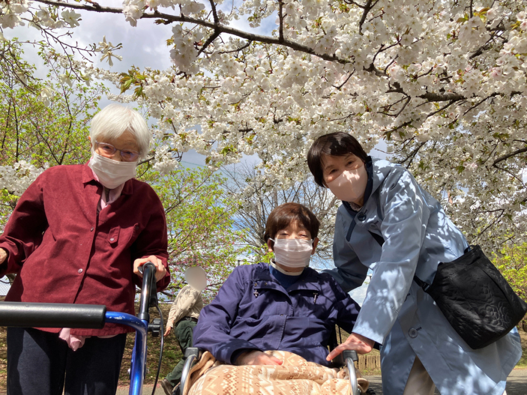 満開の桜と集合写真