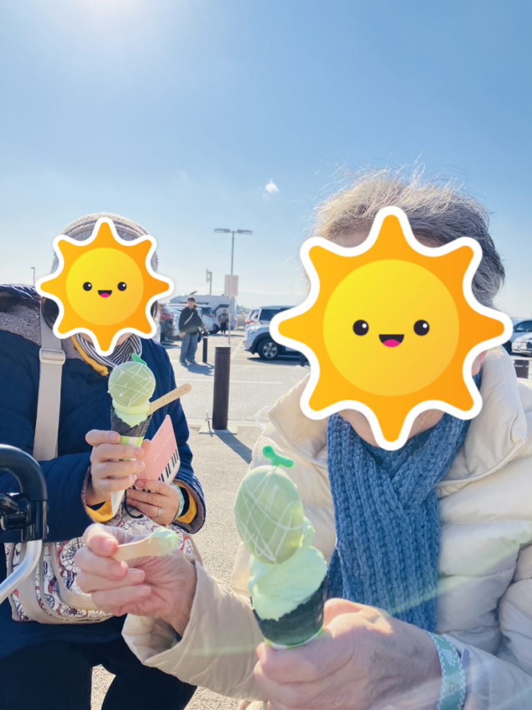 道の駅でソフトクリームを食べるご入居者