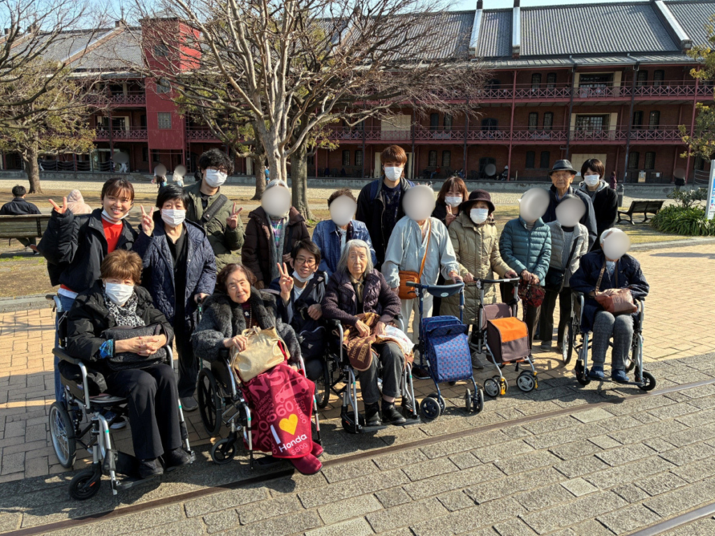 日帰りバスツアー赤レンガ倉庫集合写真