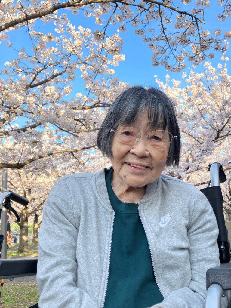 満開の桜の下で笑顔のご入居者