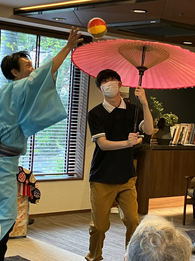 傘回しにスタッフも挑戦