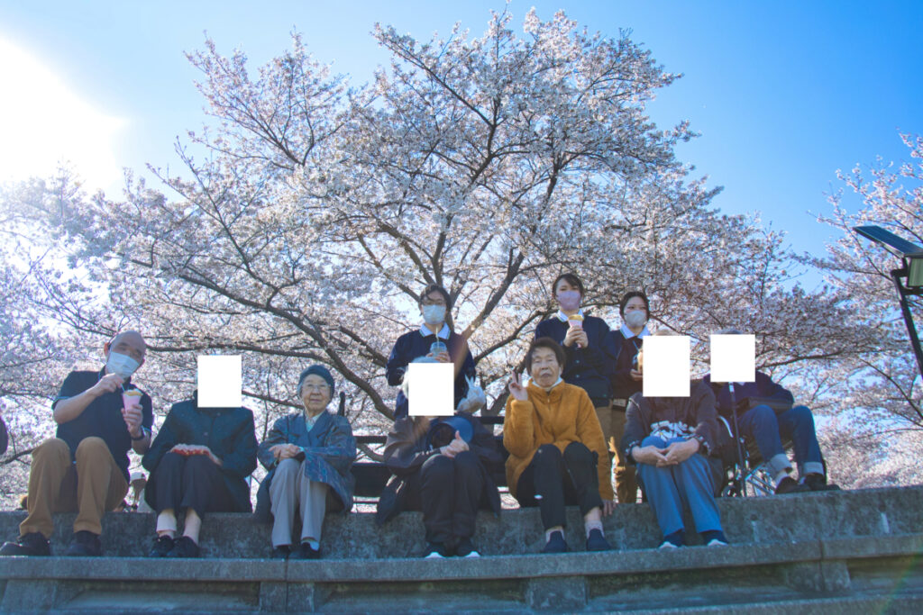 桜の木の下で笑顔のご入居者