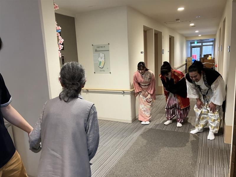 お辞儀をするパフォーマー