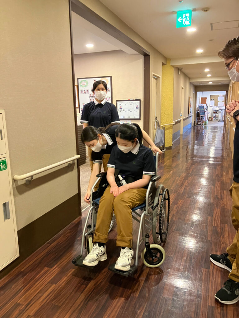 3名の新入スタッフ車椅子研修の様子