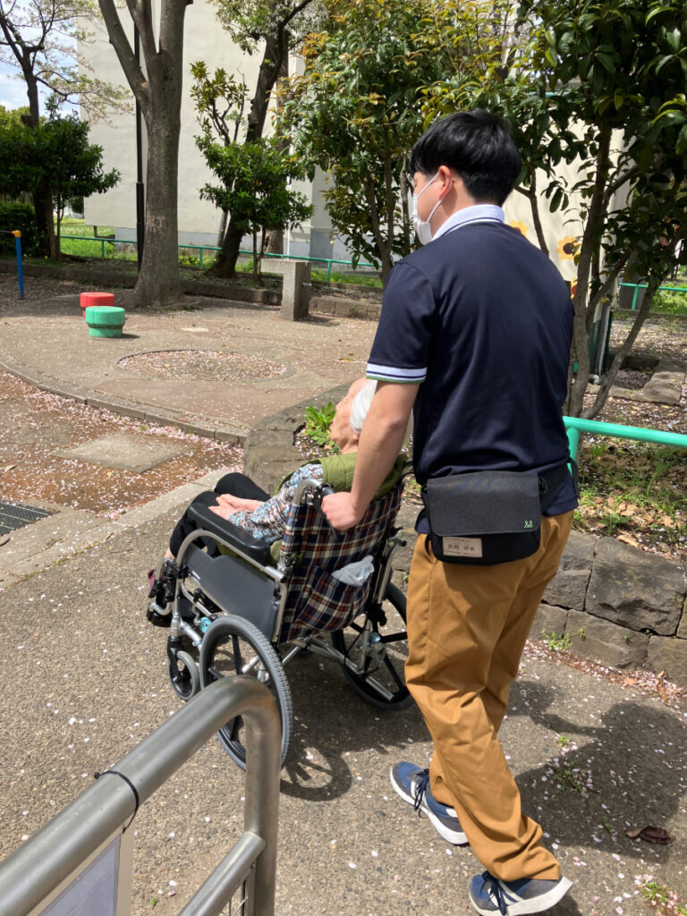 車椅子での移動介助
