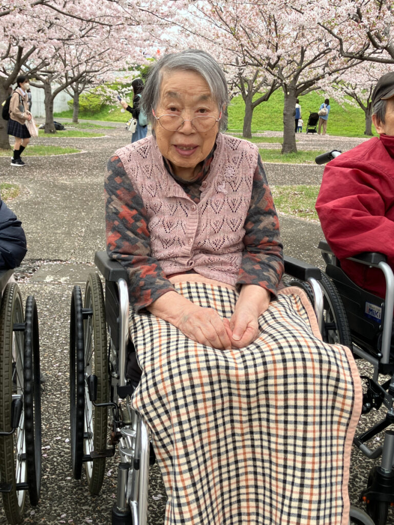 満開の桜の下で笑顔のご入居者