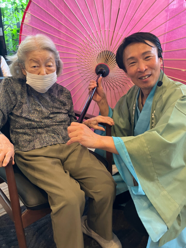 傘回しにご入居者も挑戦