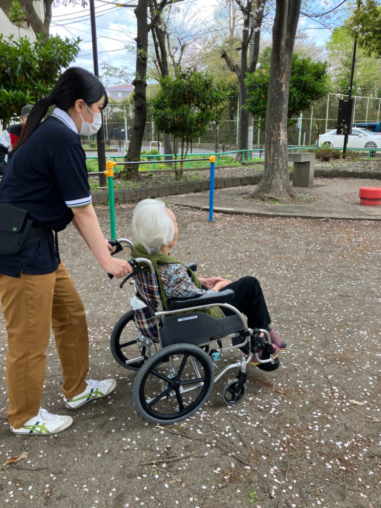 車椅子での移動介助