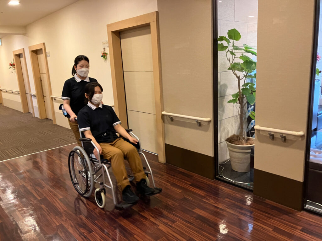 3名の新入スタッフ車椅子研修の様子