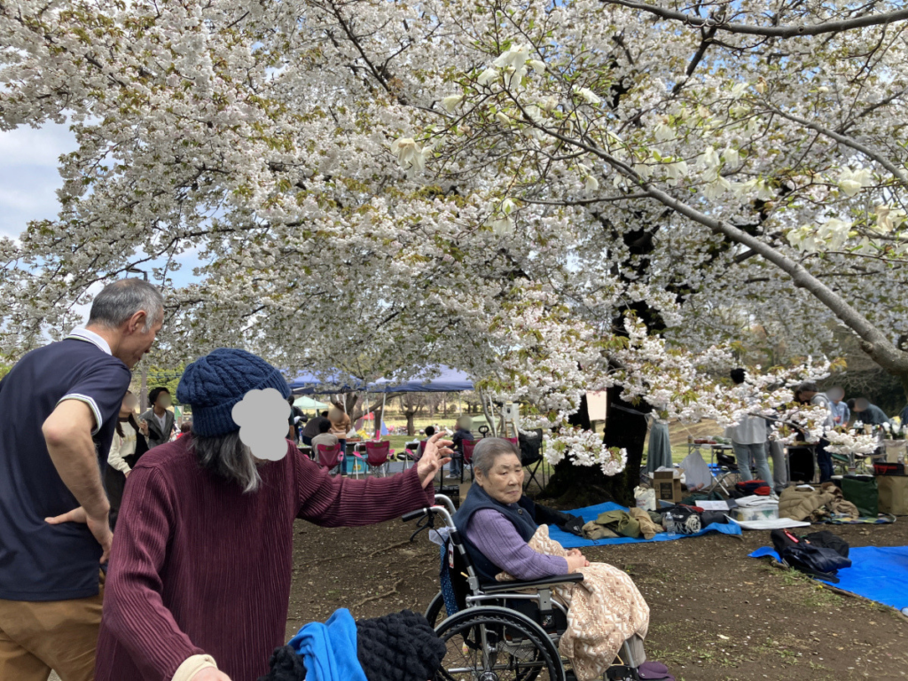 お花見客で賑わう公園