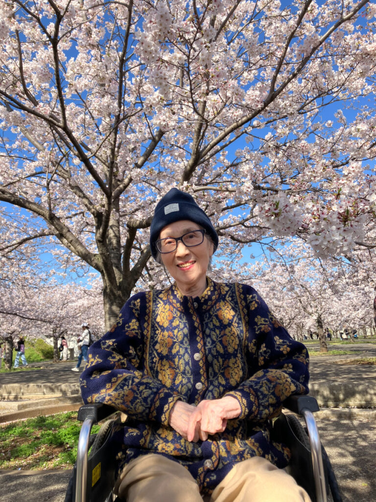 満開の桜の下で笑顔のご入居者