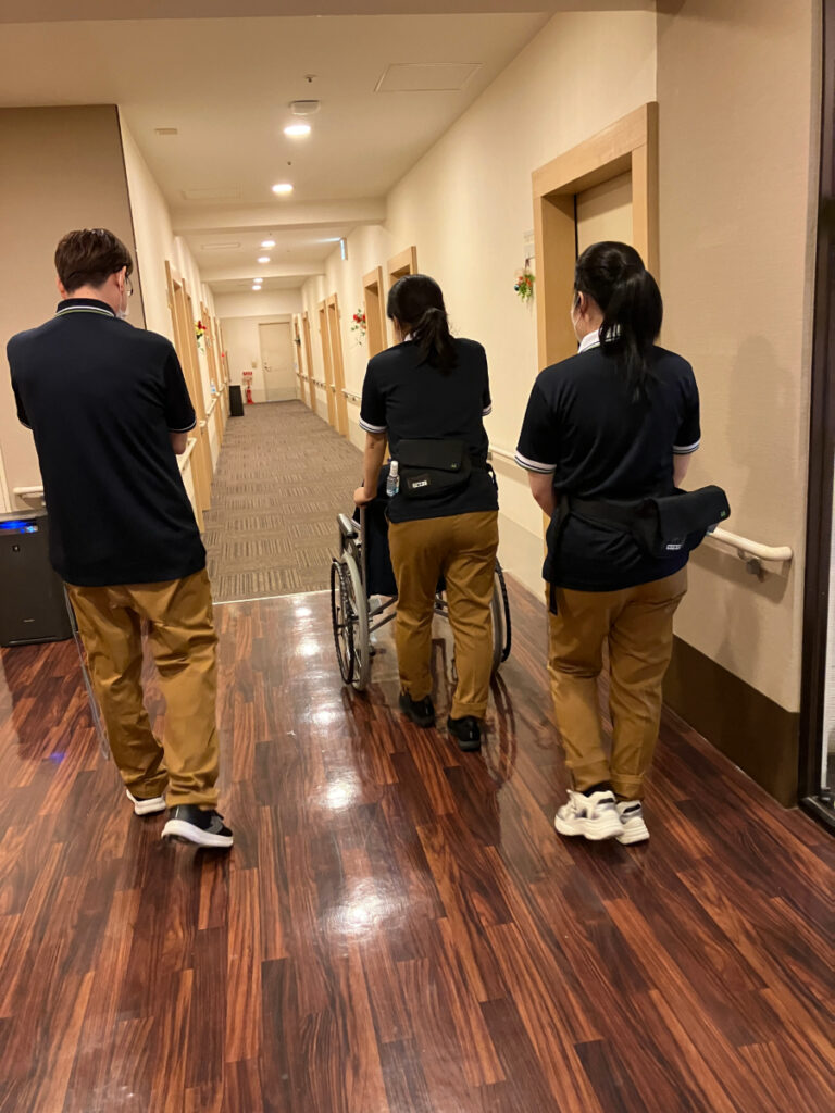 3名の新入スタッフ車椅子研修の様子