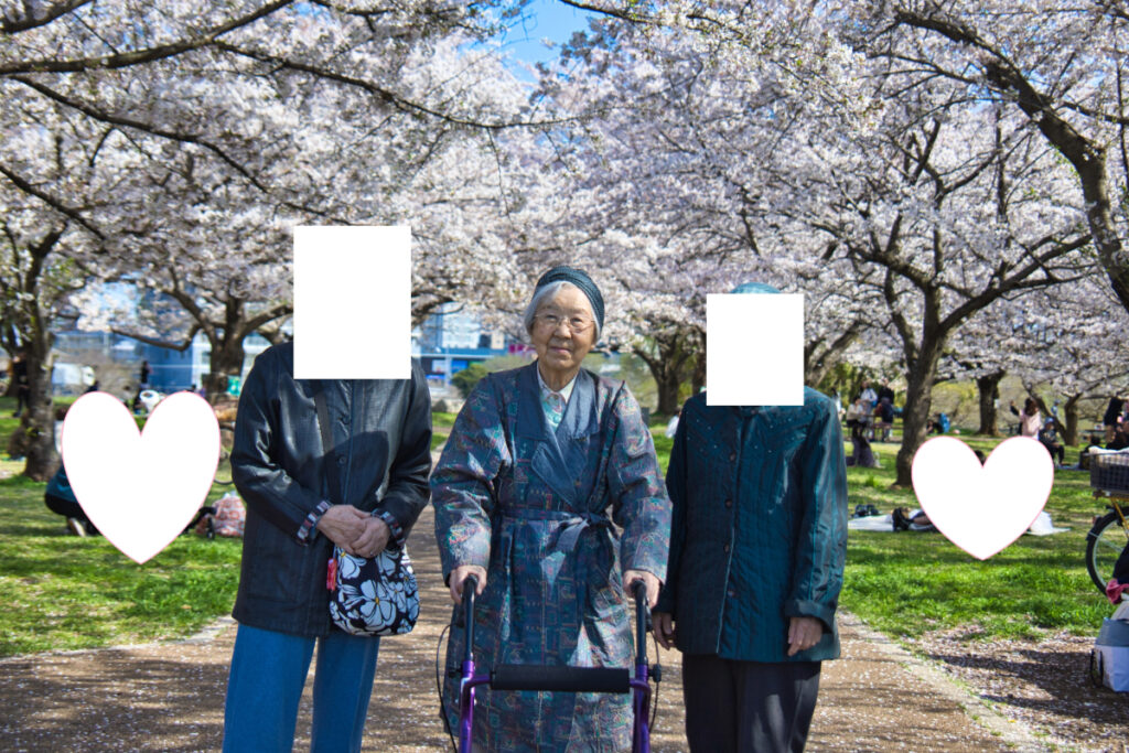 桜の木の下で笑顔のご入居者