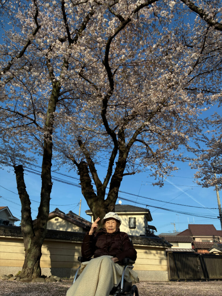桜の木の下で笑顔のご入居者