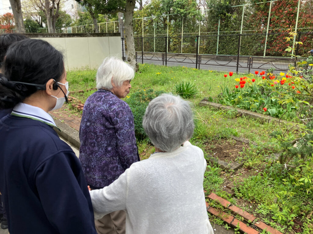 お出かけでチューリップをみるご入居者