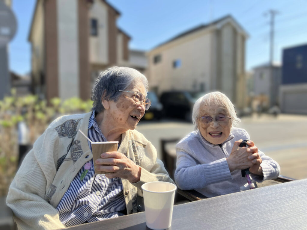 お花見で笑顔で語らうご入居者