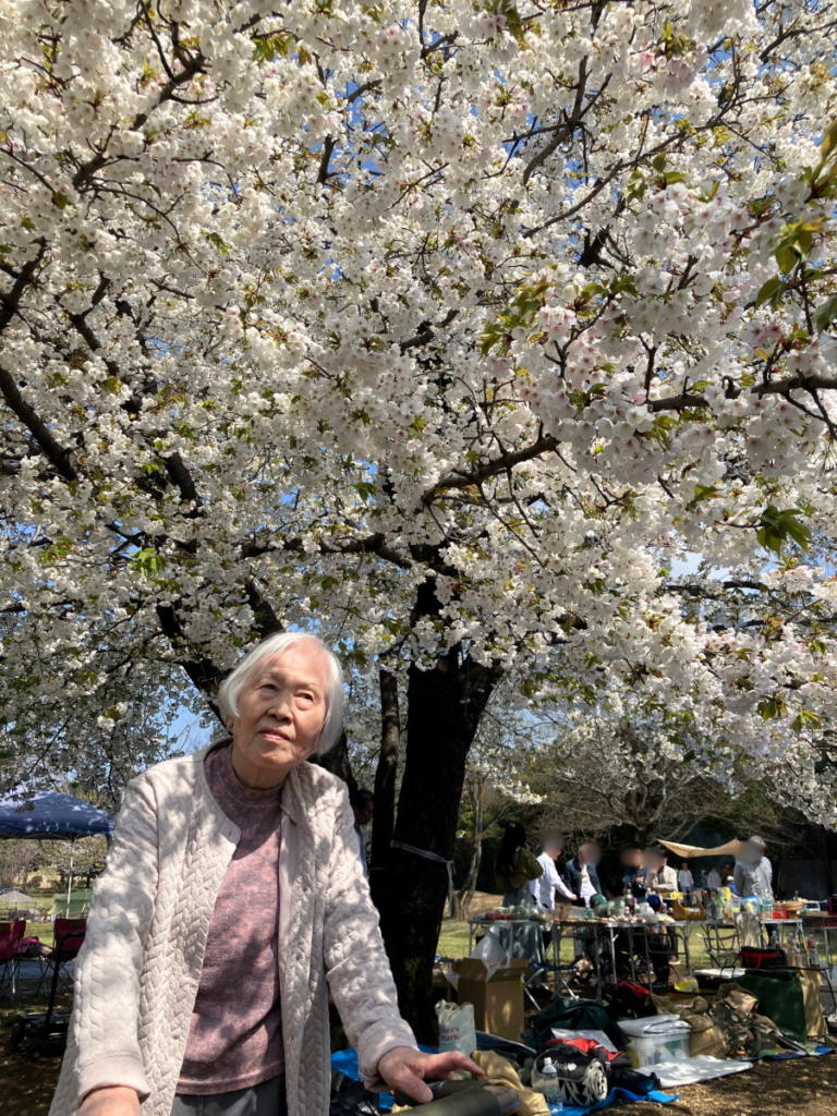 満開の桜を見上げるご入居者