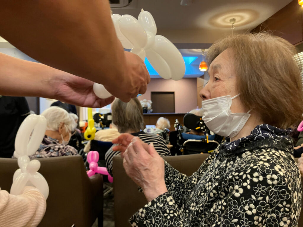 バルーンアートの作り方を教わるご入居者