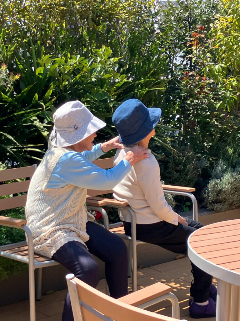 屋上庭園でほっこりするご入居者