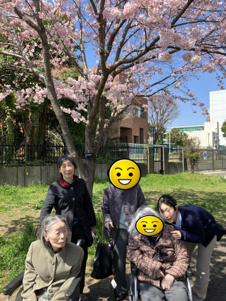 桜の木の下で集合写真