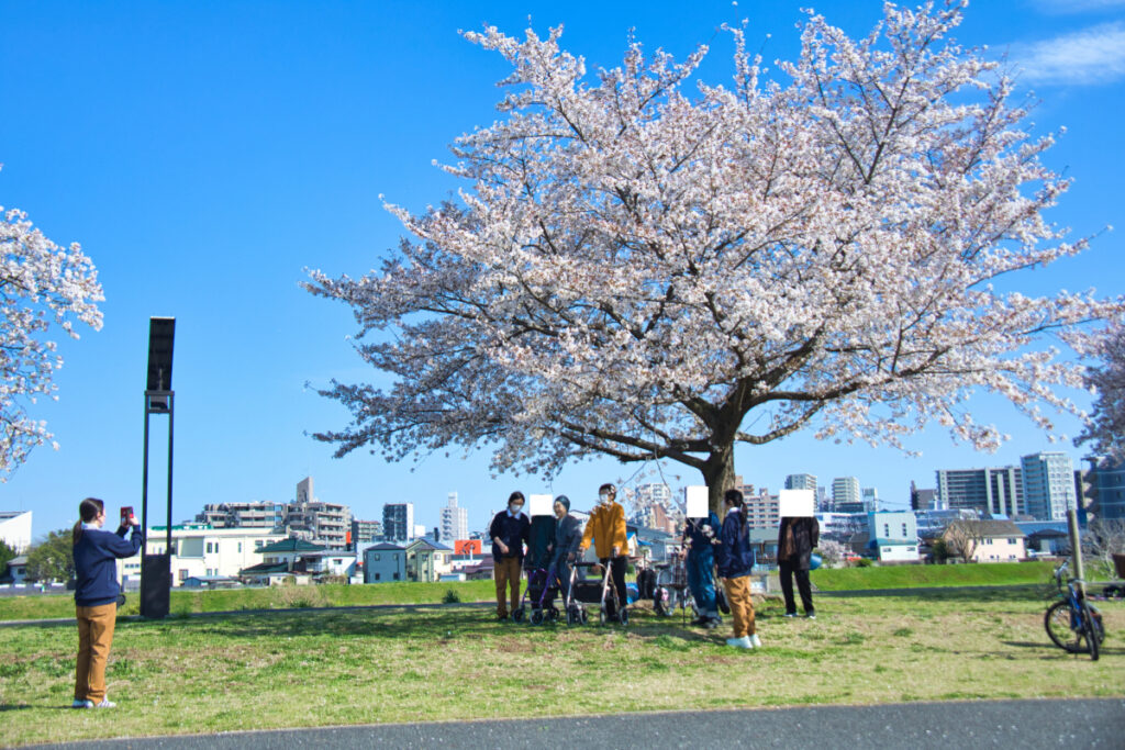 桜の下ので集合写真