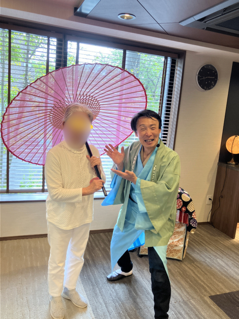 傘回しにご入居者も挑戦
