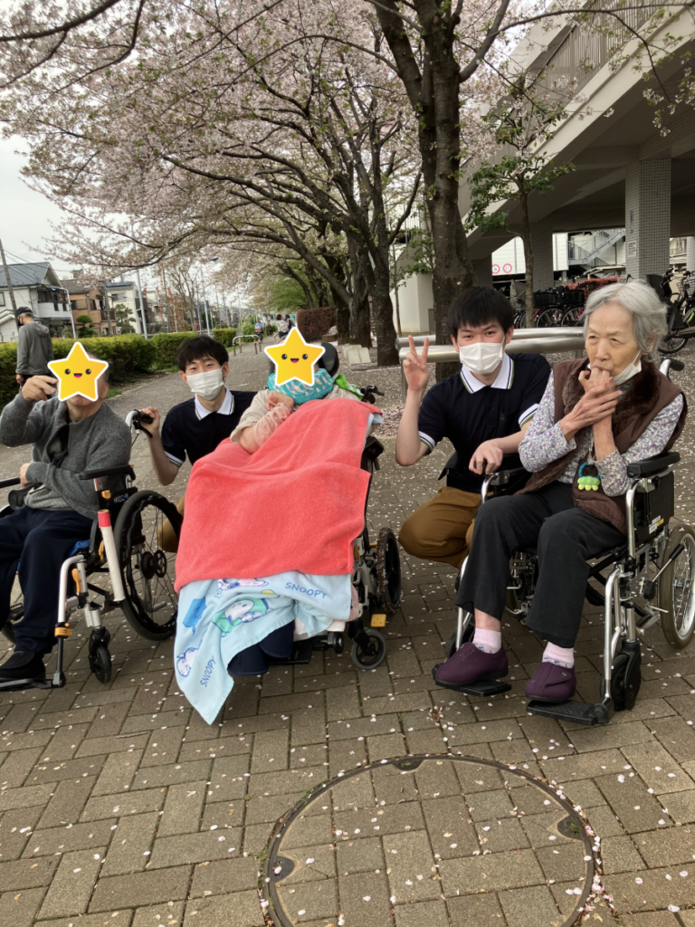 桜の下で集合写真