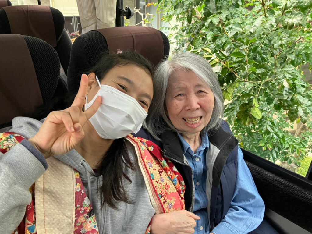 バスツアー車内での笑顔