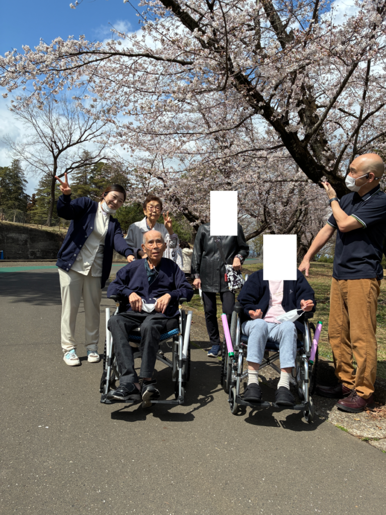 桜の木の下で笑顔のご入居者