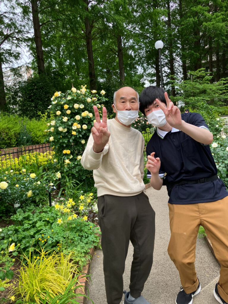 スタッフと笑顔のご入居者