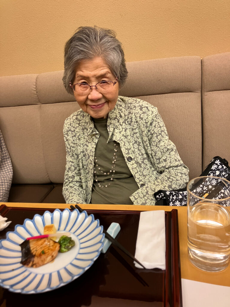 和食コースを堪能するご入居者