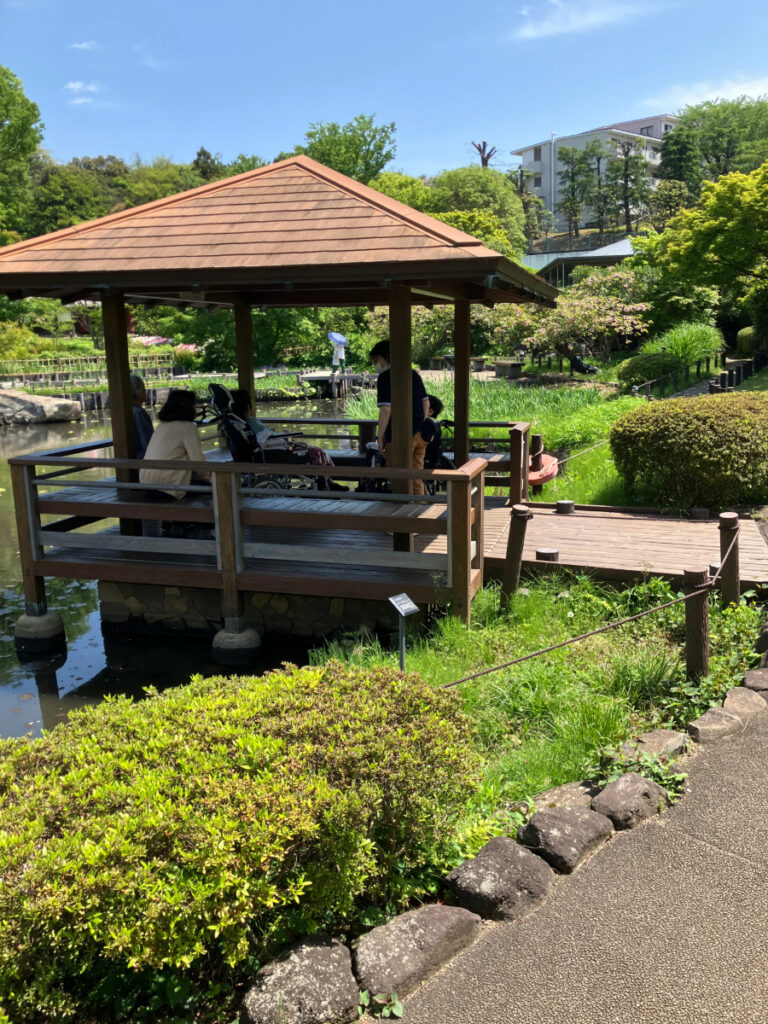 東屋から池の鯉を眺める
ご入居者