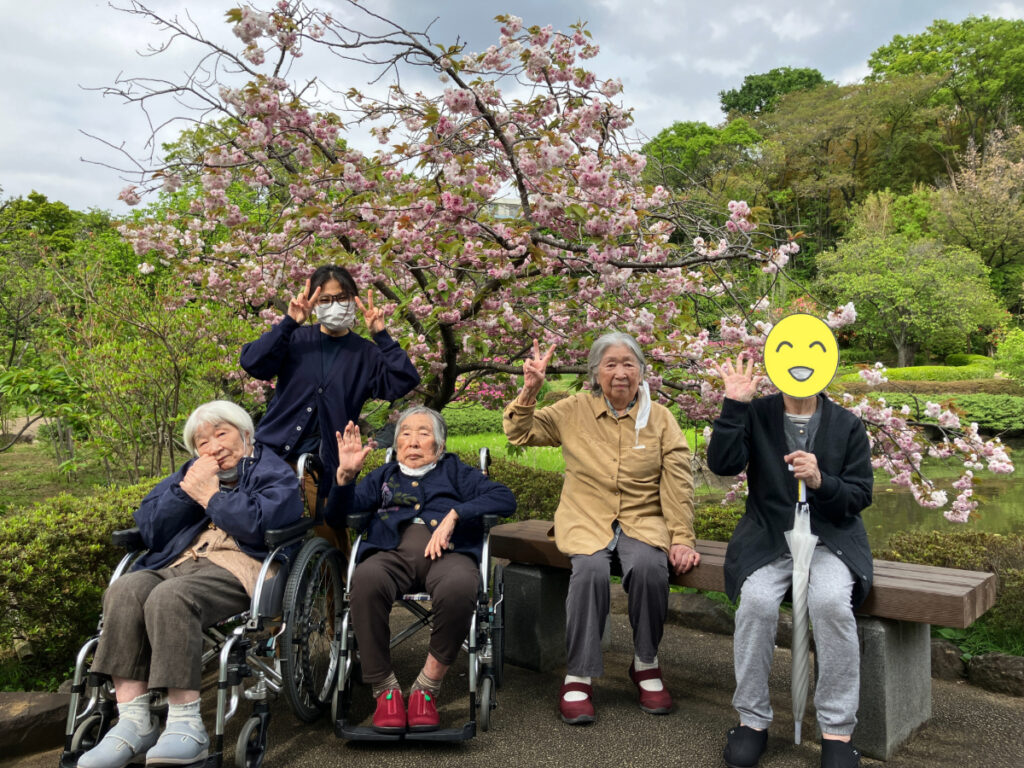 桜の木の下で記念撮影