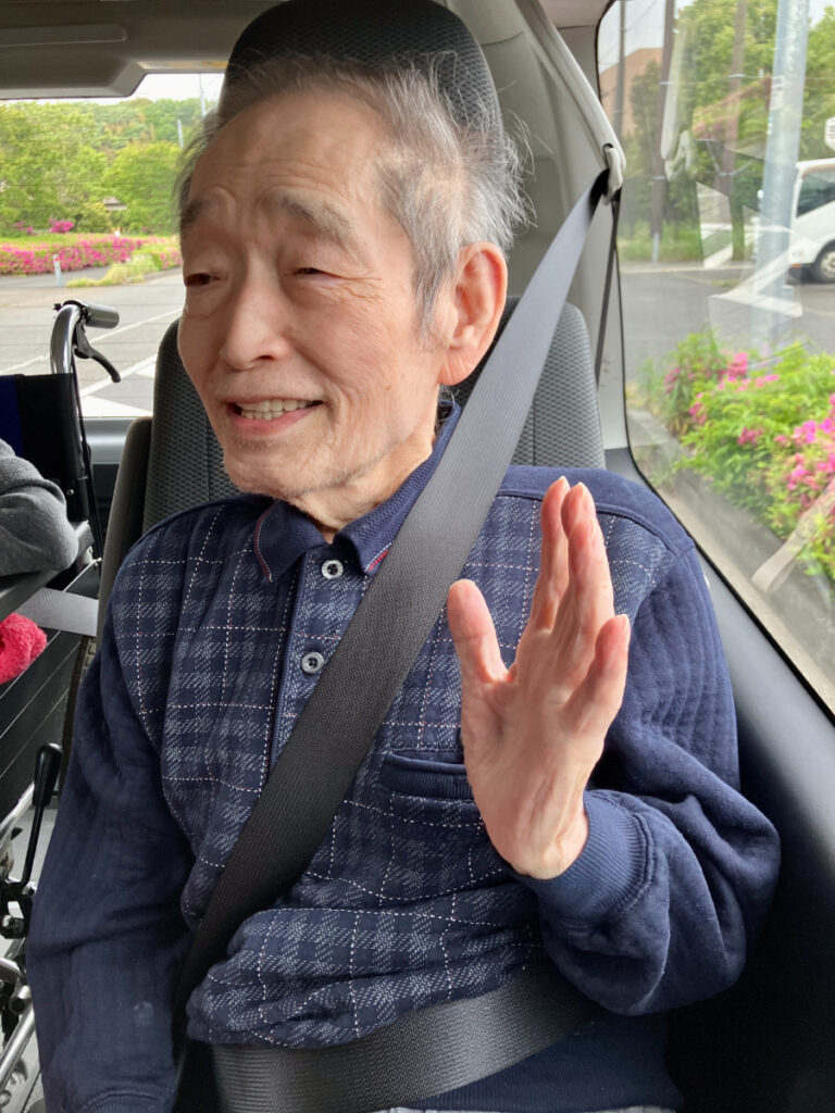 ドライブを笑顔で楽しむ様子