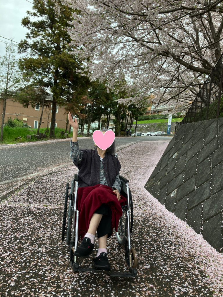 散っていく桜の花びらを楽しむご入居者