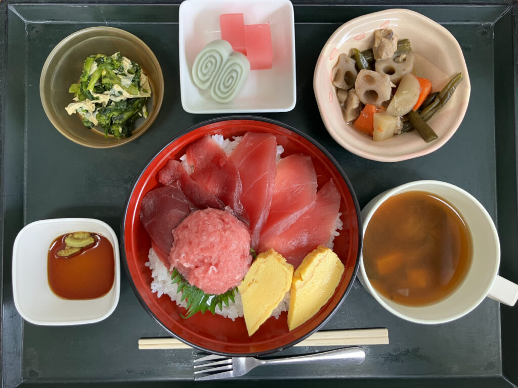 おもてなしグルメランチ「まぐろ丼」
