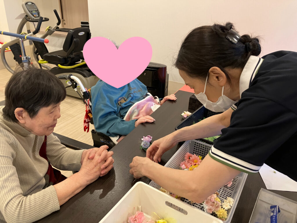 母の日レクリエーションでブローチ作り