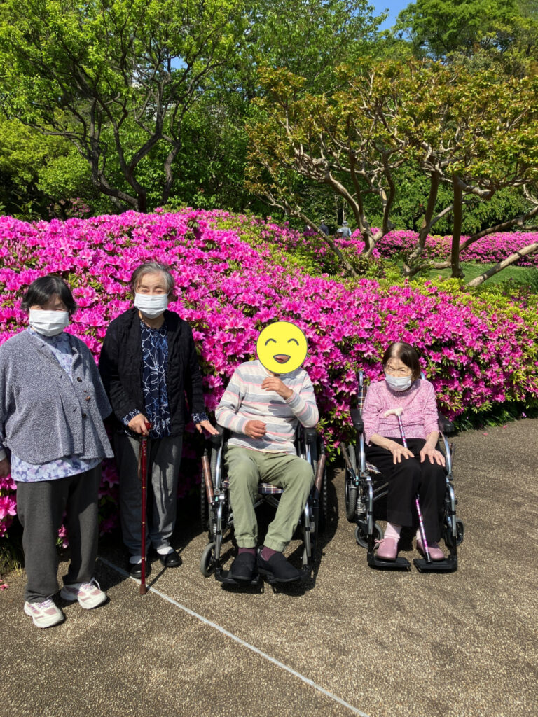 ツツジの前で記念写真
