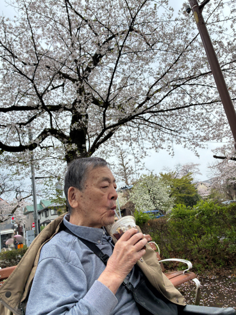お花見を楽しむご入居者